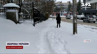 Такого снега не было за всю зиму: непогода парализовала запад и юг страны.