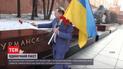 Одиночний пікет: під стіни Кремля вийшов чоловік із українським прапором