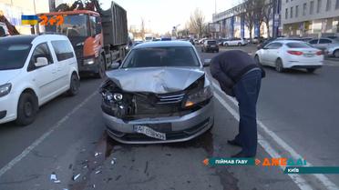 Водитель отвлекся от дороги и врезался в стоячий на светофоре автомобиль