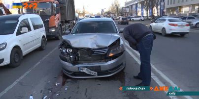 Водій відволікся від дороги та врізався в авто на світлофорі