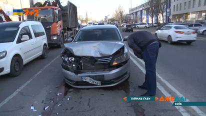 Водитель отвлекся от дороги и врезался в стоячий на светофоре автомобиль