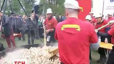 В Запорожье установили национальный рекорд: нажарили больше всего куриных крылышек на одной сковороде