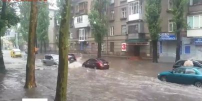 На Одещині вирує негода: вітер зривав дахи та залишив людей без електрики