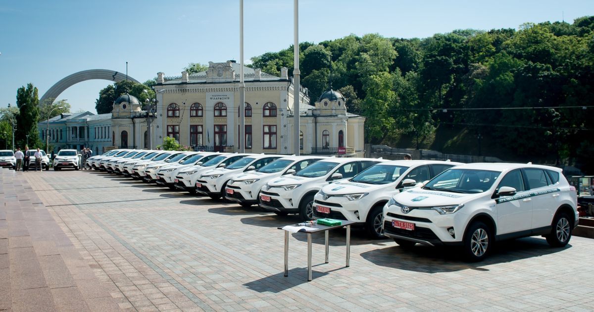 Автопарк екоінспекції поповнили 40 гібридів Toyota RAV4