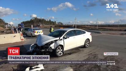 На трасі "Київ-Чоп" під Житомиром зіткнулися рейсовий автобус та легковик