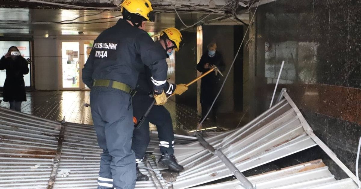 У переході на майдані Незалежності, де обвалилася стеля, працюють рятувальники