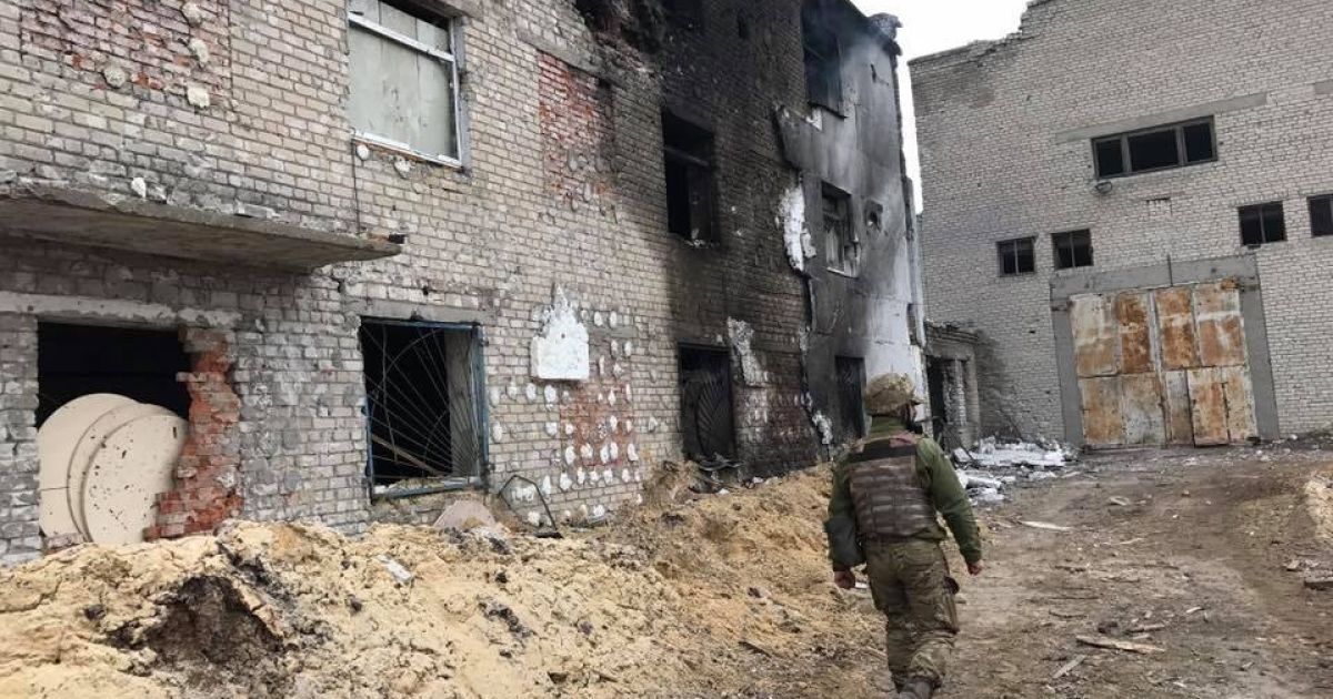 "Противник ровняет здания с землей": журналист рассказал об интенсивных боях возле Ясиноватой
