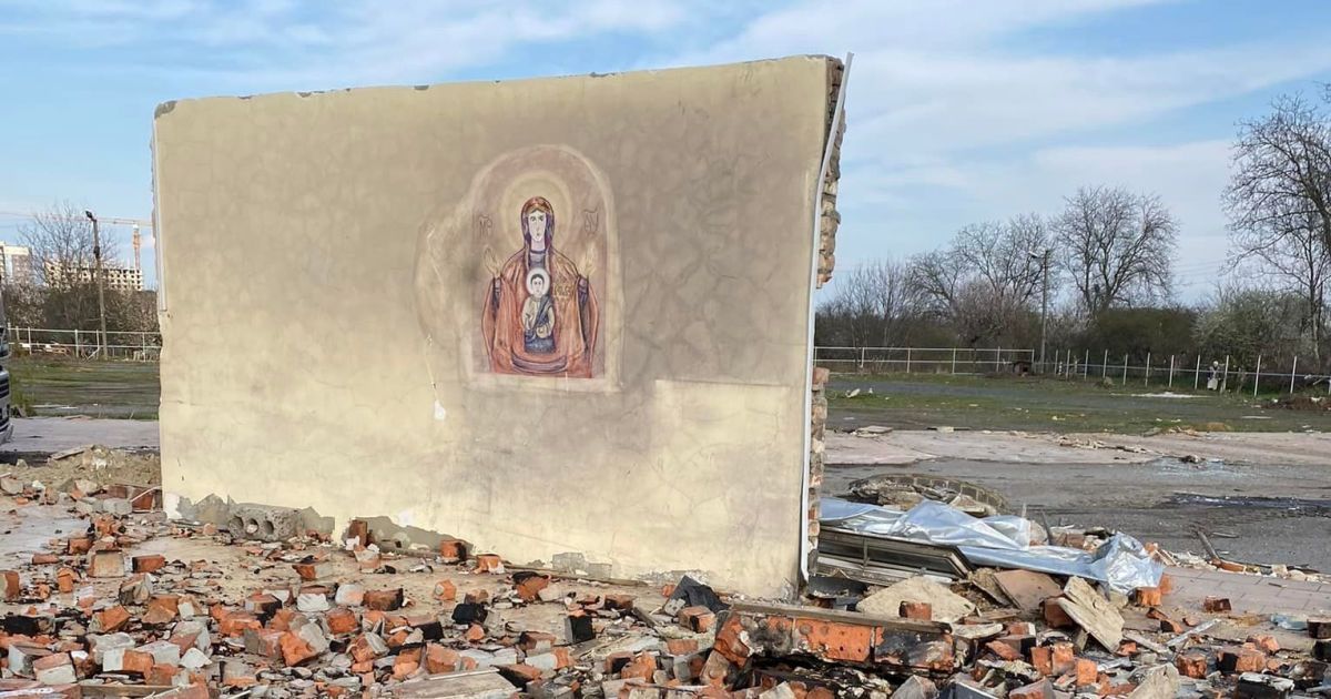 Її зафарбували, а вона знову проявилася: у Полтаві залишили стіну з зображенням Божої Матері під час демонтажу будівлі