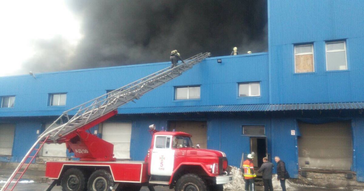 Пожар возле метро "Лесная" в Киеве: за пять часов огонь охватил уже 10 тысяч кв. м. складов