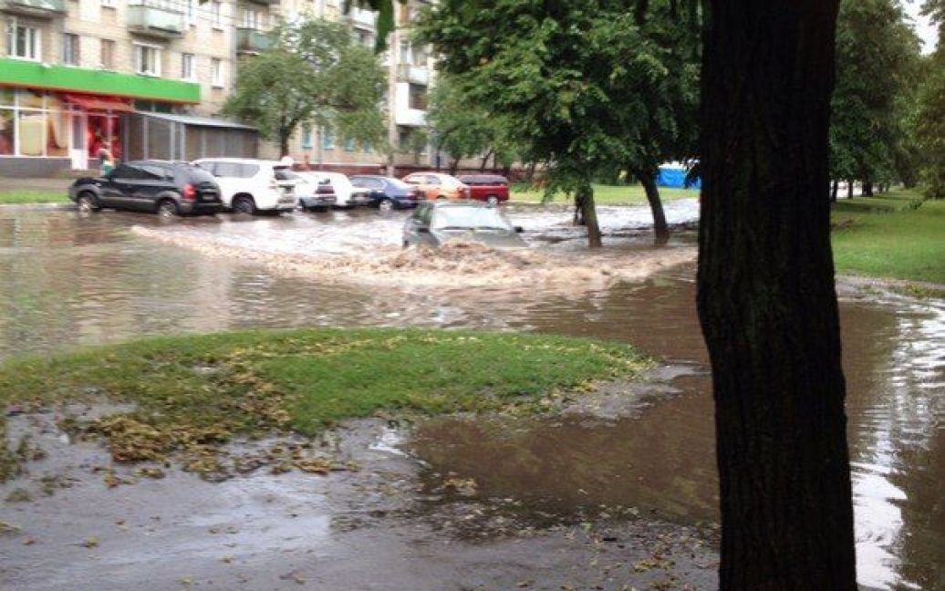 Вулиці перетворилися на річки у Харкові. / © ВКонтакте/Харьков live