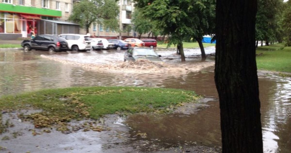 Улицы превратились в реки в Харькове. / © ВКонтакте/Харьков live