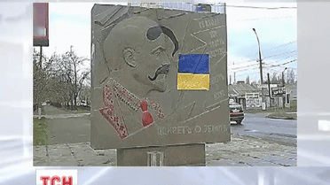 В Николаеве активисты повалили барельеф Ленина