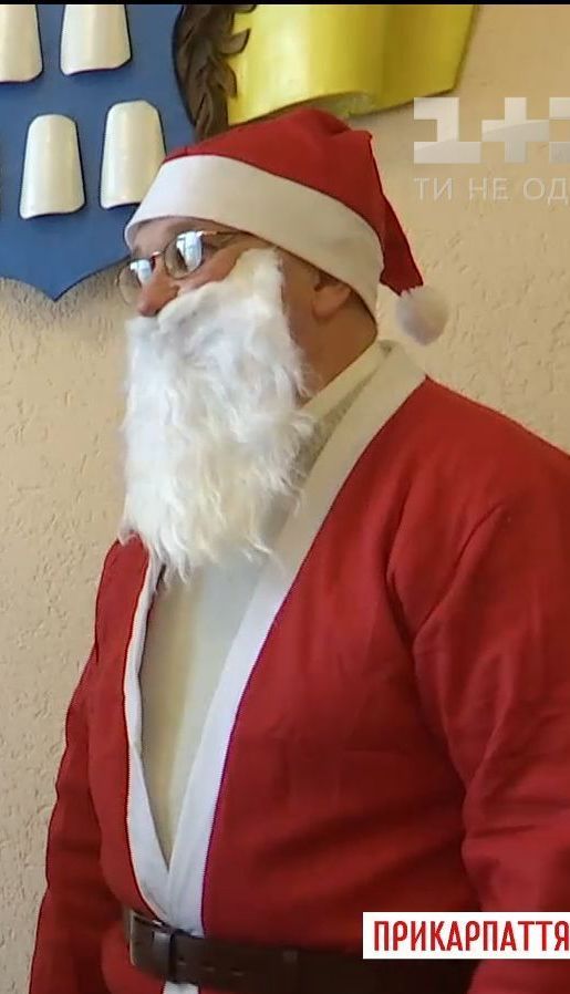 "Мэр под прикрытием": глава Долины в образе Санта-Клауса собирал пожелания от горожан