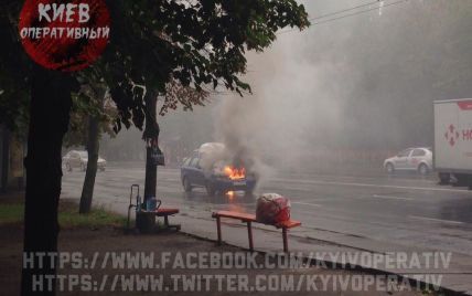 В Киеве посреди дороги вспыхнула иномарка