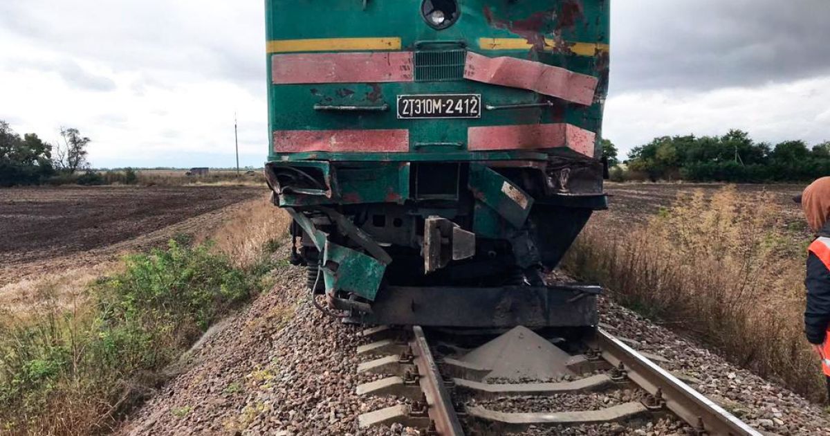 У Миколаївській області локомотив потяга перекинув вантажівку: є жертви (фото)