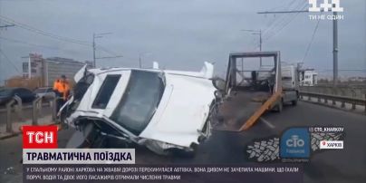 Новости Украины: в Харькове водитель "Мерседеса" не справился с управлением и влетел в отбойник