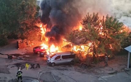 Дымом затянуло весь город: в Харькове в масштабном пожаре сгорел частный столярный цех и несколько автомобилей (видео)