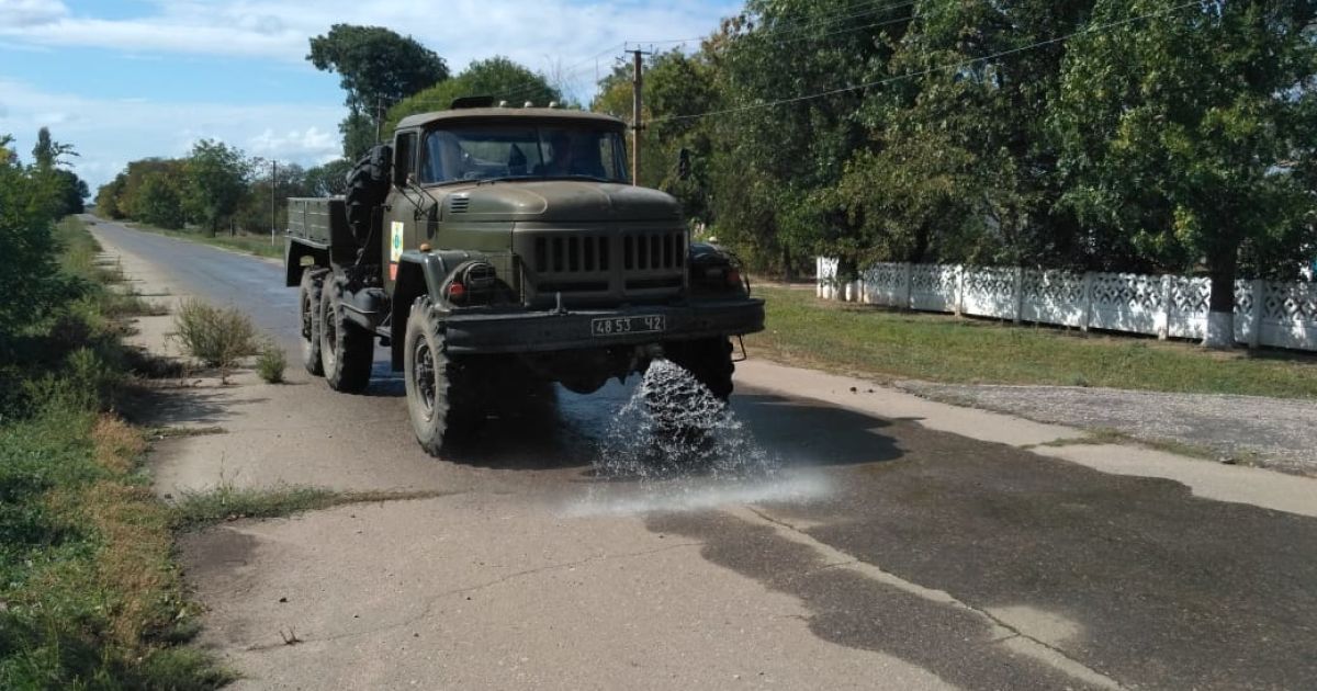 Наслідки хімічних викидів у Криму. На Херсонщині обробили спеціальним розчином 200 кілометрів доріг