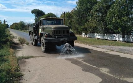 Наслідки хімічних викидів у Криму. На Херсонщині обробили спеціальним розчином 200 кілометрів доріг