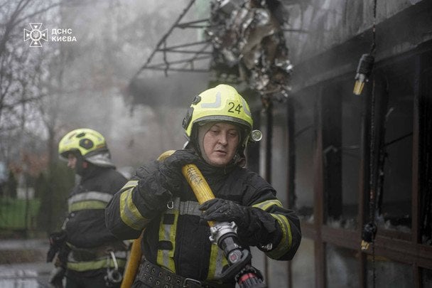 Тушение пожара в кафе «Барбарис» на Позняках