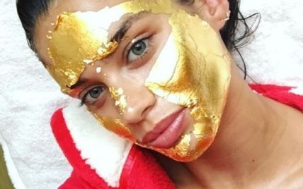 За несколько часов до шоу Victoria's Secret: Сара Сампайо делает "золотую" маску для лица