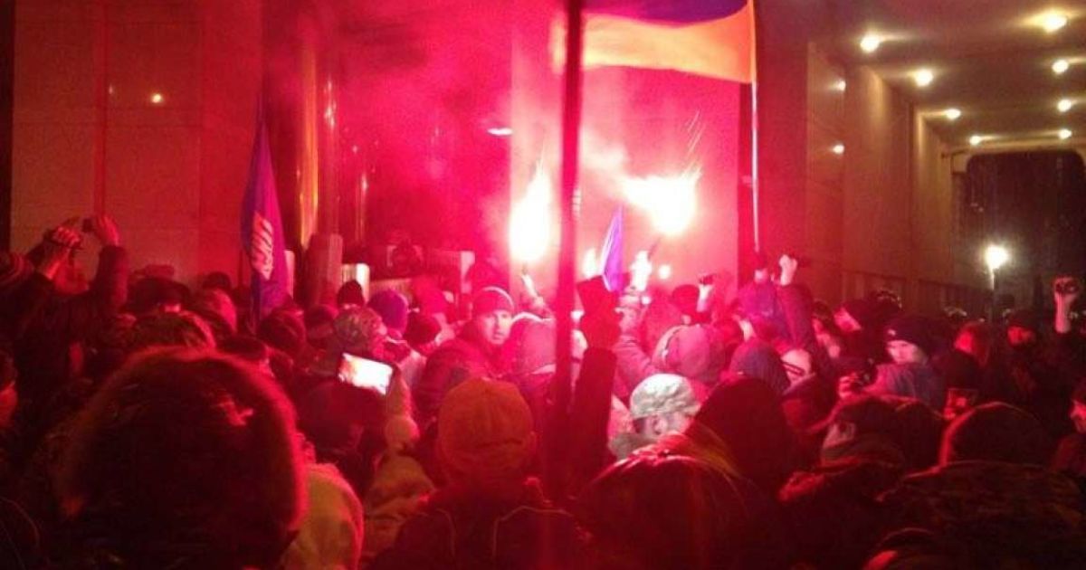 Возле офиса Ахметова второе воскресенье подряд происходят беспорядки. / © Общественное радио