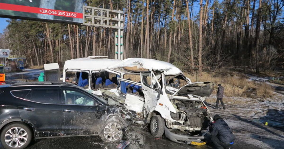 Под Киевом внедорожник врезался в маршрутку, погибла девушка