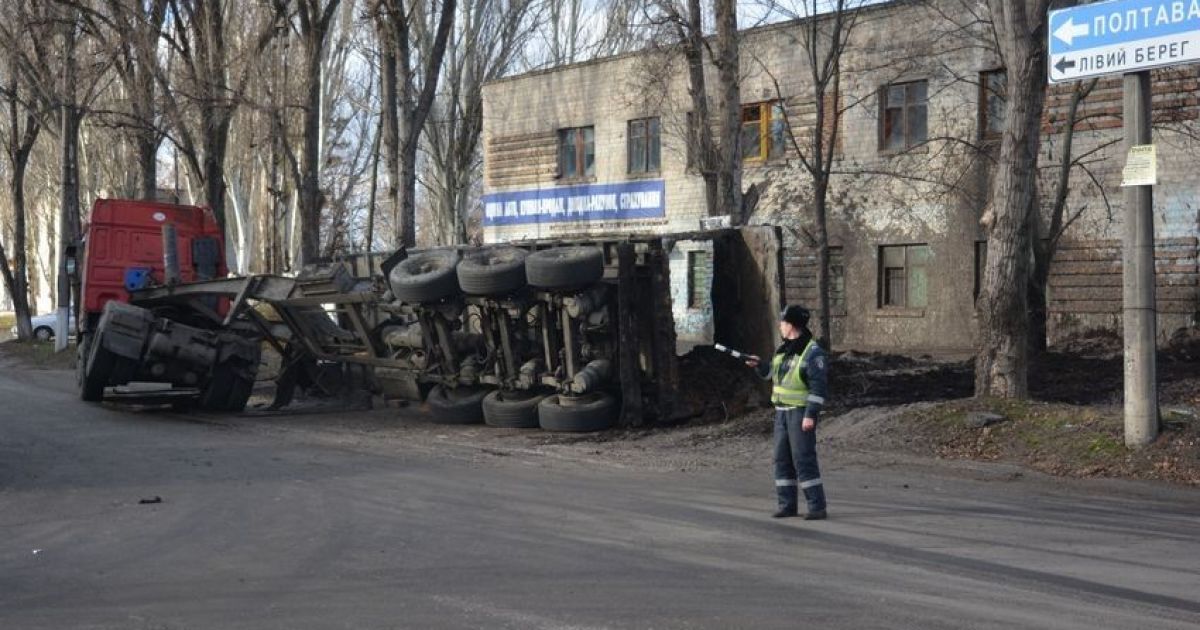 Смердюча ДТП на Дніпропетровщині: на будівлю МВС вилилося 20 тонн свинячих фекалій
