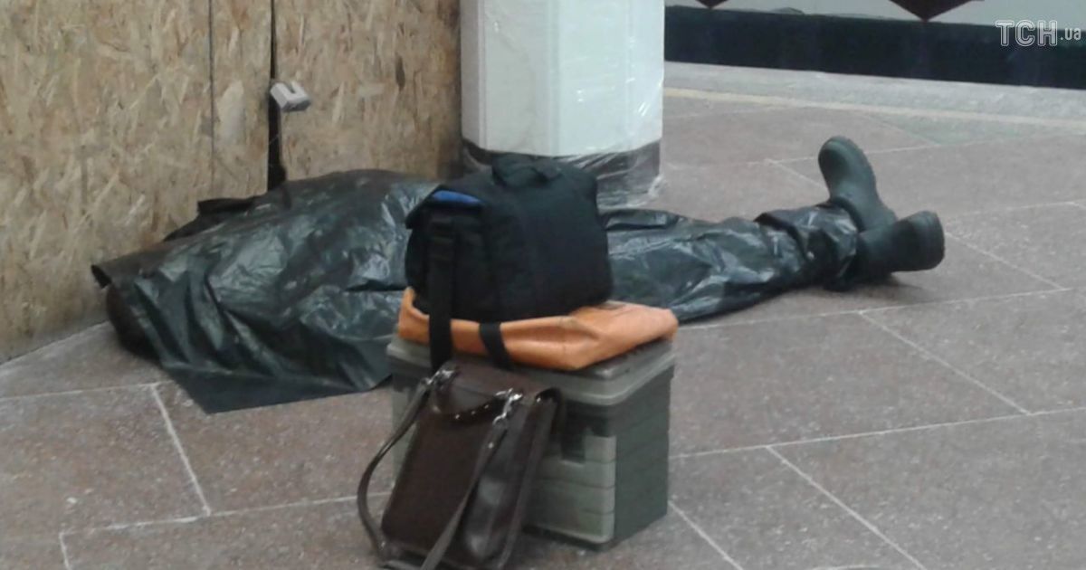 Чоловік помер на станції метро Святошин_2 / © Фото Елены Мацюцкой/ТСН