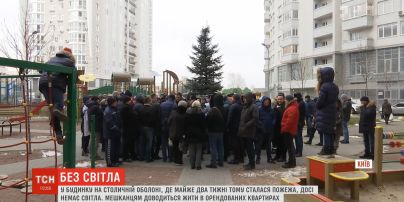 Мешканці столичної багатоповерхівки, яка горіла два тижні тому, досі залишаються без світла