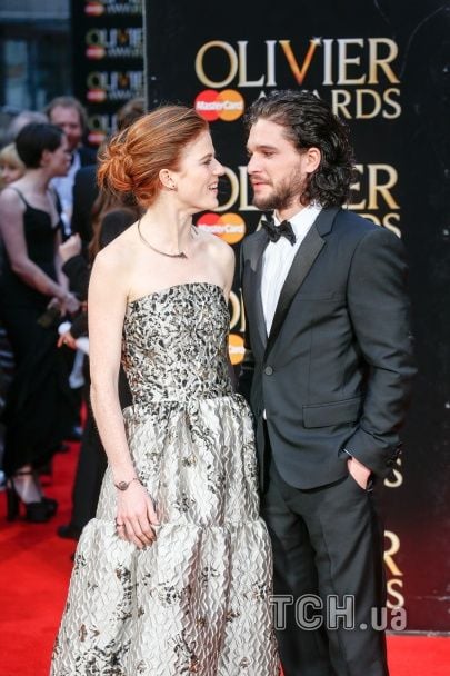 Актеры демонстрировали счастливые улыбки на Olivier Awards / © Getty Images