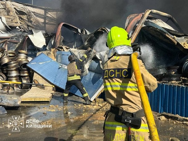 Рятувальники на місці ворожого удару / © ДСНС
