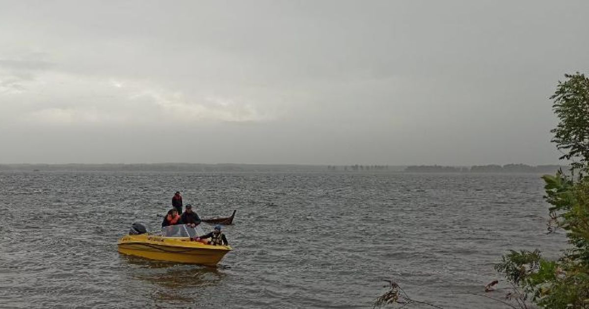 В Днепре под Киевом перевернулась лодка: в холодной воде оказались девять человек