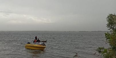 У Дніпрі під Києвом перекинувся човен: у холодній воді опинилися дев'ятеро людей