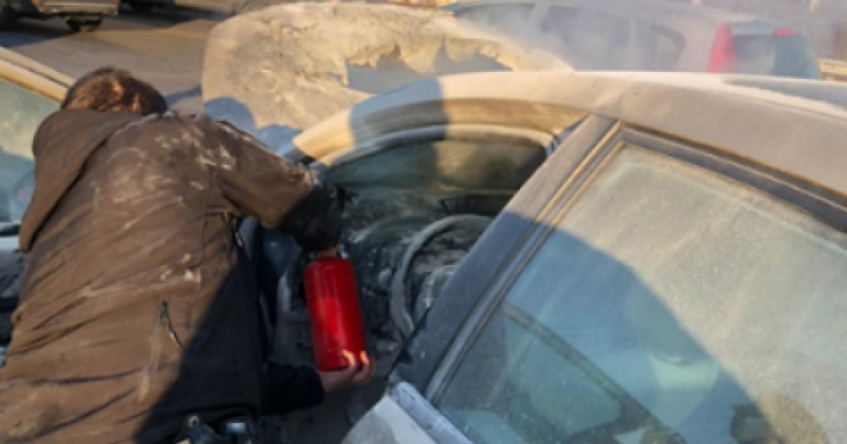 У Києві на Харківському шосе автомобіль спалахнув просто на ходу