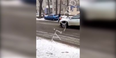 У Дніпрі водій побив жінку, яка не там вискочила на дорогу