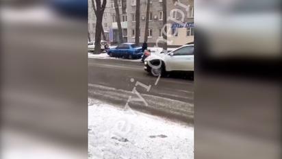 У Дніпрі водій побив жінку, яка не там вискочила на дорогу 