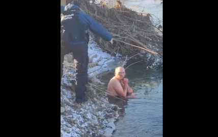 10 минут сидел в проруби: на Крещение нацгвардейцам пришлось силой вытаскивать украинца из воды (видео)