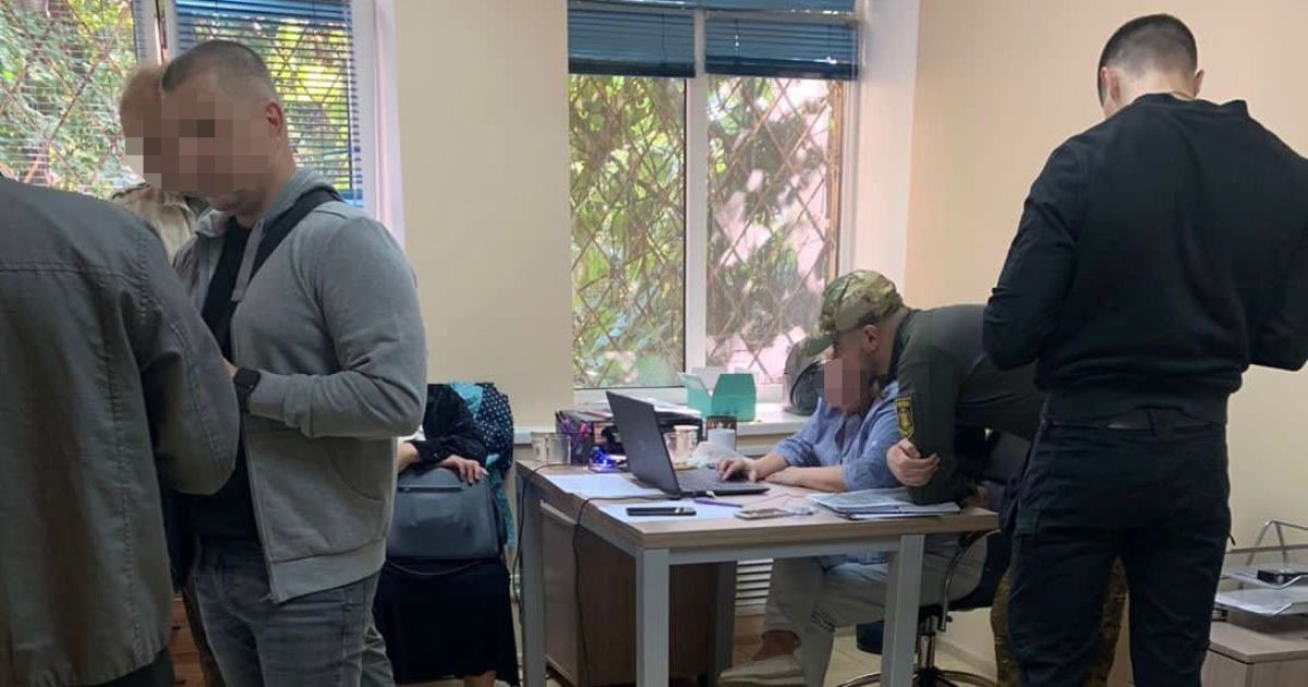 У Києві очільниця благодійної організації продавала бронежилети з гуманітарної допомоги