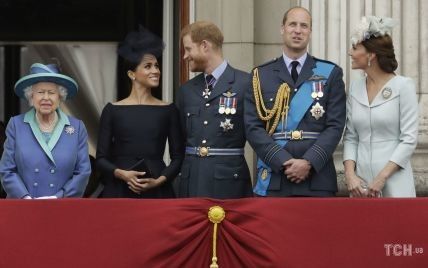 Последний семейный выход: королева Елизавета II пригласила Гарри и Меган появиться всем вместе на балконе Букингемского дворца