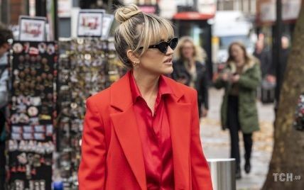 В образі lady in red: новий модний експеримент від Ешлі Робертс