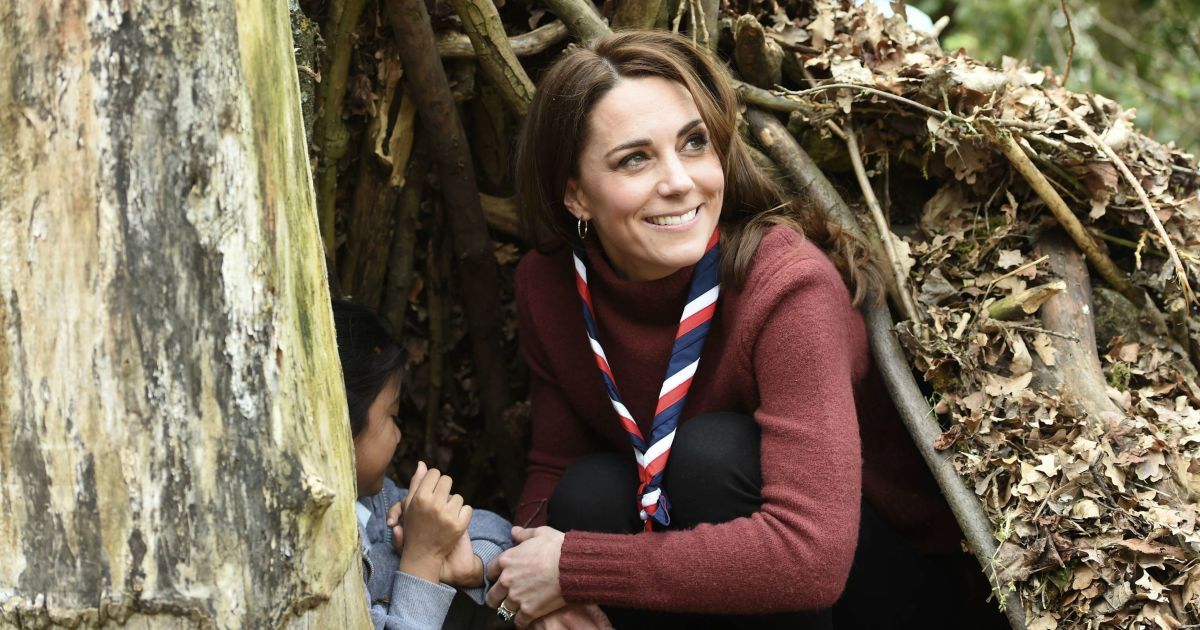 Кейт Миддлтон с ярким галстуком и в армейских сапогах посетила лагерь скаутов