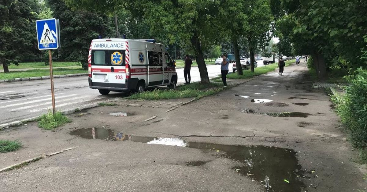 Зняла гроші у банкоматі: у Запоріжжі чоловік простежив за жінкою і пограбував (відео)