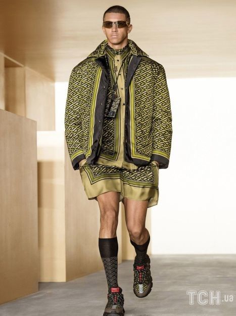 Коллекция Versace прет-а-порте сезона осень-зима 2021-2022 / © East News
