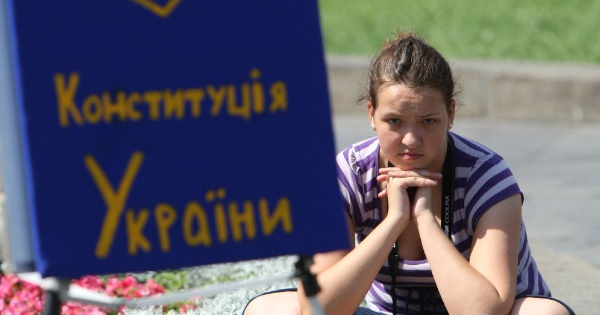 Масове виконання гопака та військові марші: як Україна відсвяткувала День Конституції