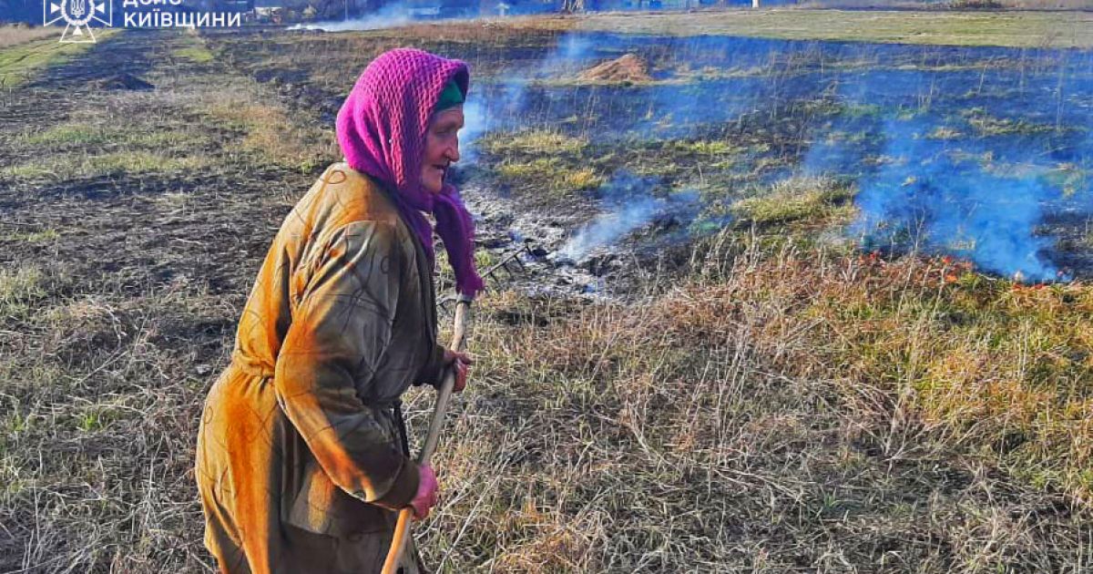 Як рятувальники бабусю-палійку на Київщині вмовляли