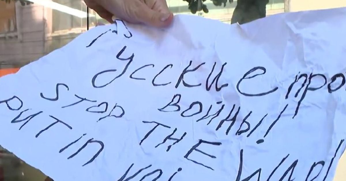 Российский дипломат напал на протестующую против войны женщину: видео