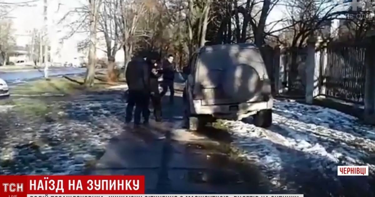 У Чернівцях джип влетів у натовп людей на тролейбусній зупинці