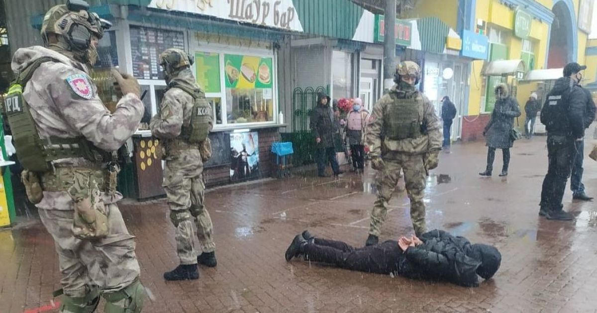 Вывозил за город и угрожал расправой: в Виннице задержали рэкетира (фото, видео)