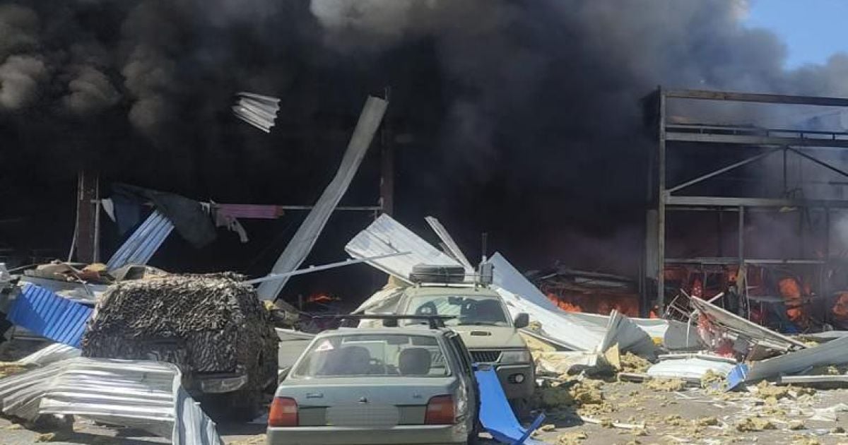 Россия коварно ударила по супермаркету в Константиновке. Фото: Вадим Филашкин.